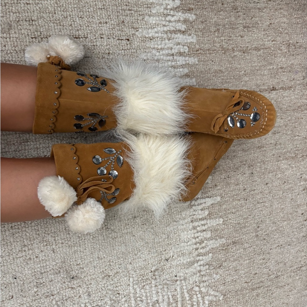 Beverly Feldman Brown Moccasins with White Fur Trim - Picture 3 of 5